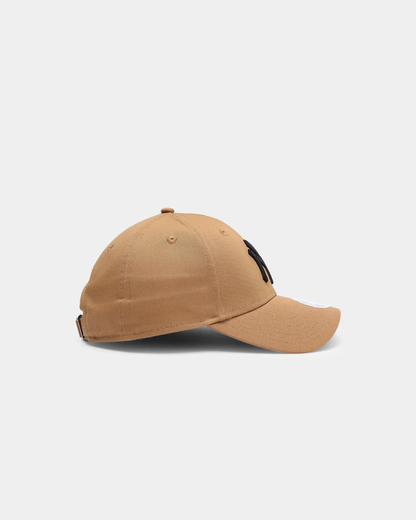 New Era Women's New York Yankees Rose Hit 9FORTY Strapback Wheat/Black