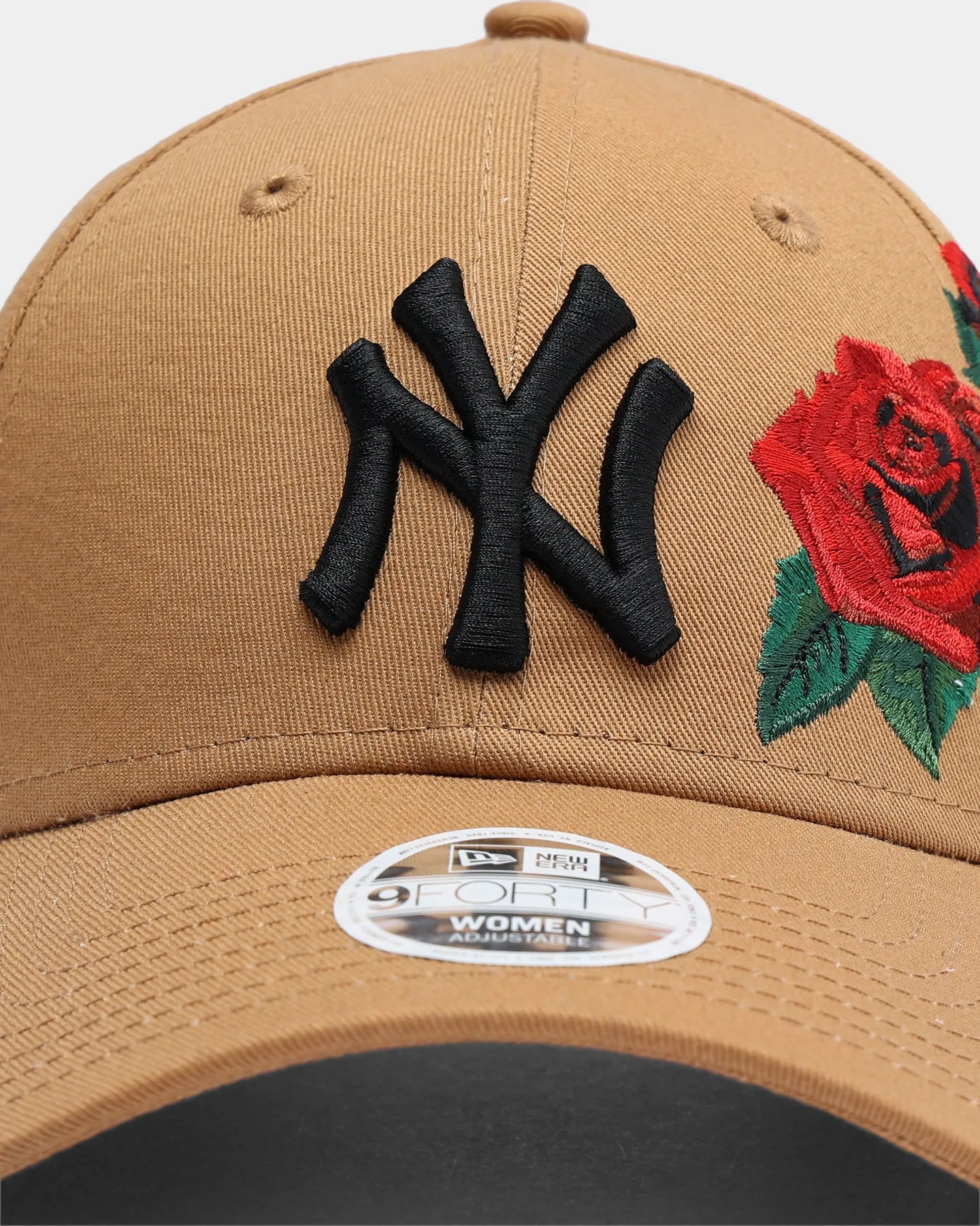 New Era Women's New York Yankees Rose Hit 9FORTY Strapback Wheat/Black